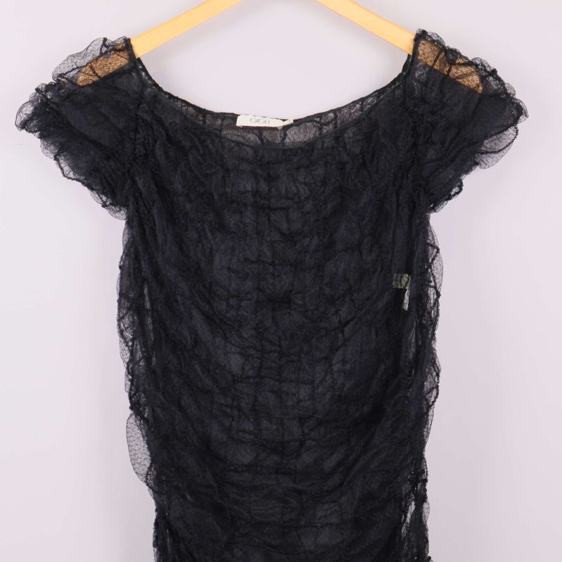 Närbild upptill draperad klänning svart tyg