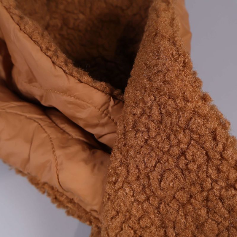 Närbild på mjuk teddyfoder på insidan av halsduken