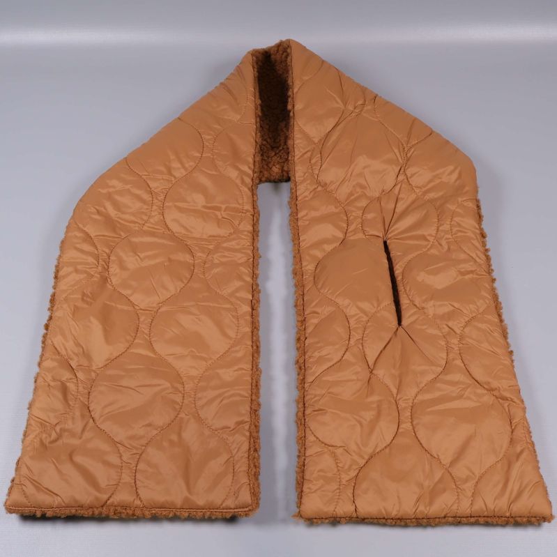 Beige quiltad halsduk utbredd med synlig slits