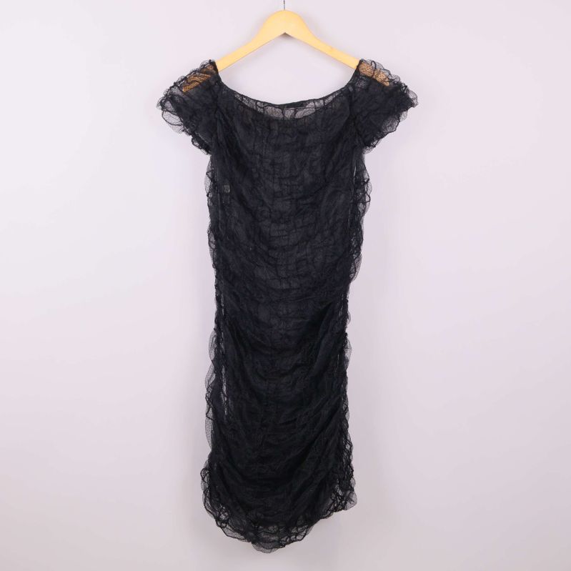 Svart draperad klänning bakifrån