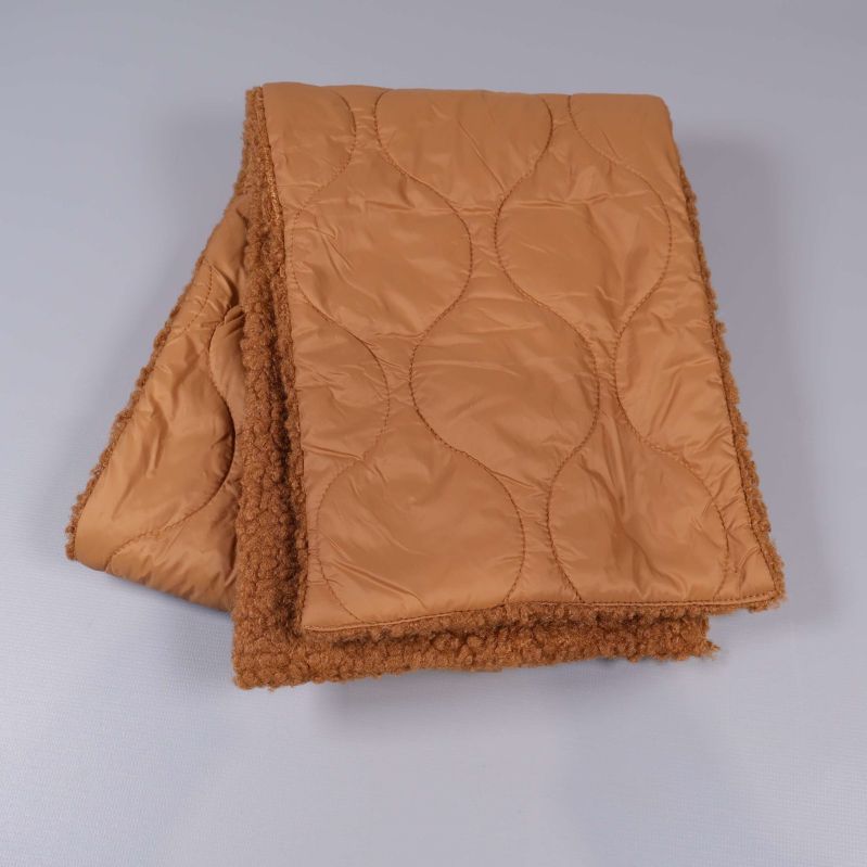 Snyggt vikt halsduk i beige med teddyfoder