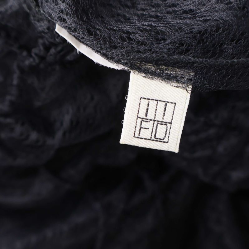 Närbild på invändig logolapp i klänning