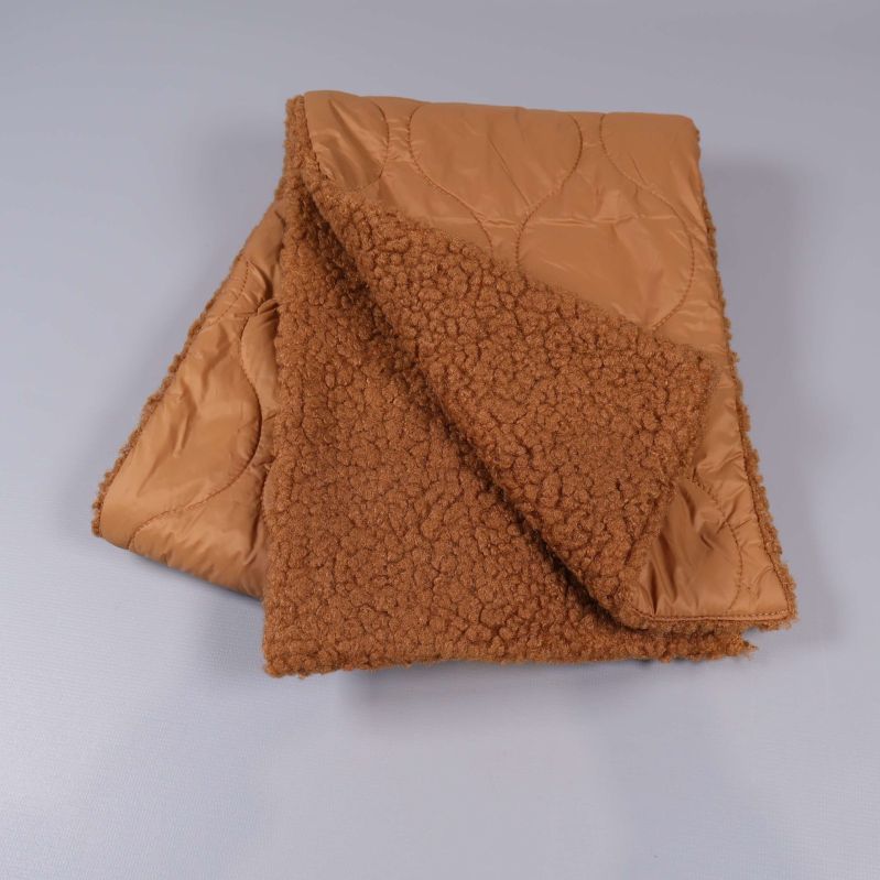 Halsduk vikt med teddyfoder tydligt synligt