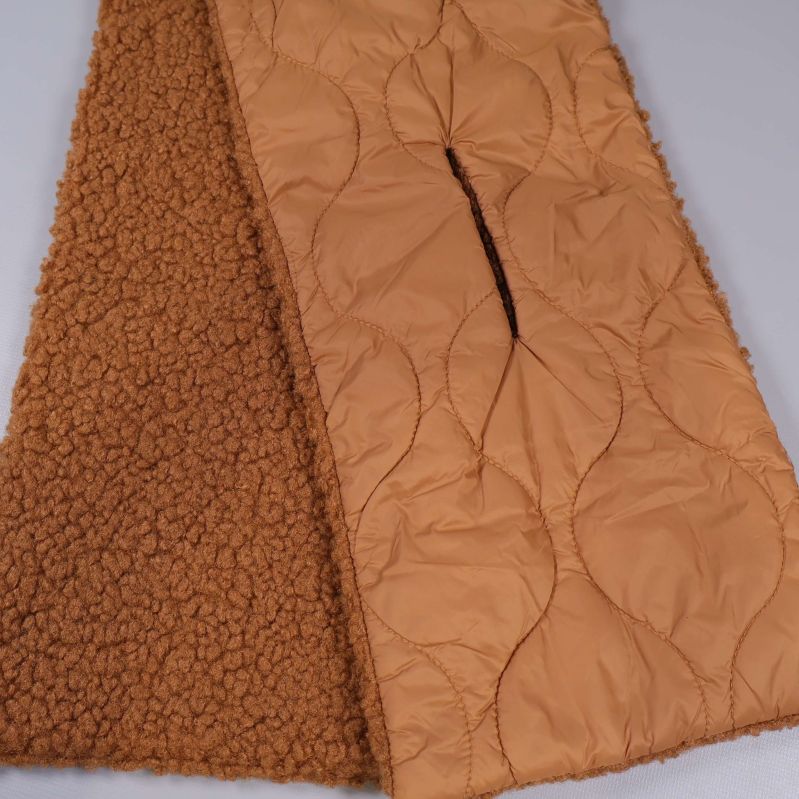 Quiltad halsduk med slits och teddyfoder synlig