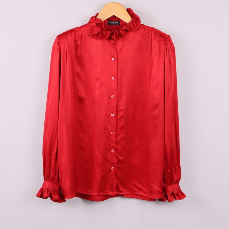 Röd sidenblus med volangkrage framifrån