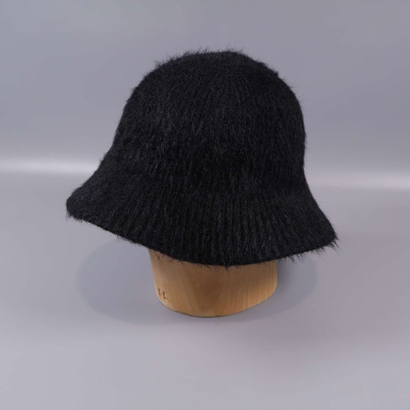 Bucket hat i svart borstad stickad textur sedd snett framifrån