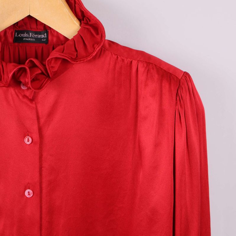 Detalj av blusens volang vid axel och krage