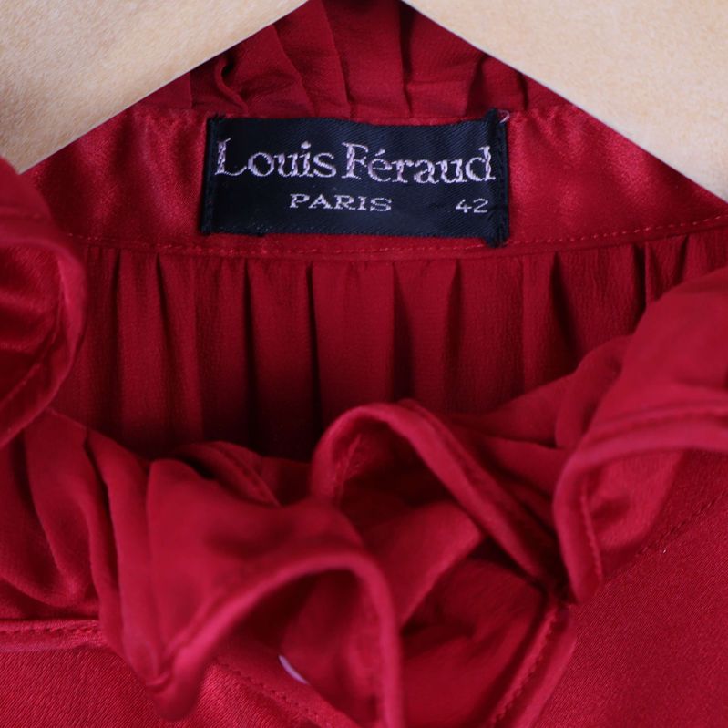 Närbild på Louis Féraud-etikett i kragen