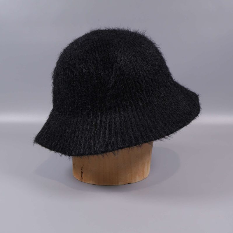 Svart stickad bucket hat visad från sidan