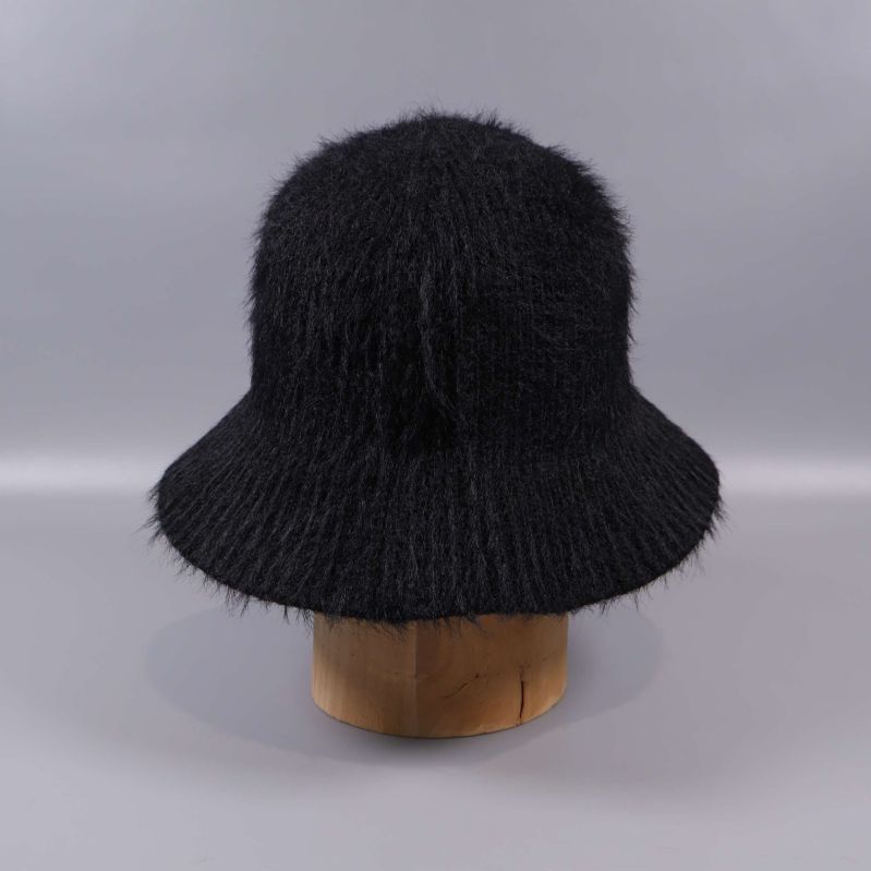 Rakt bakifrån syns svart stickad bucket hat