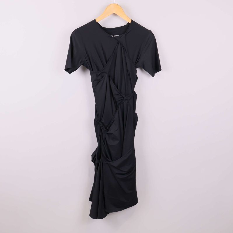 Framsida av svart draperad klänning 