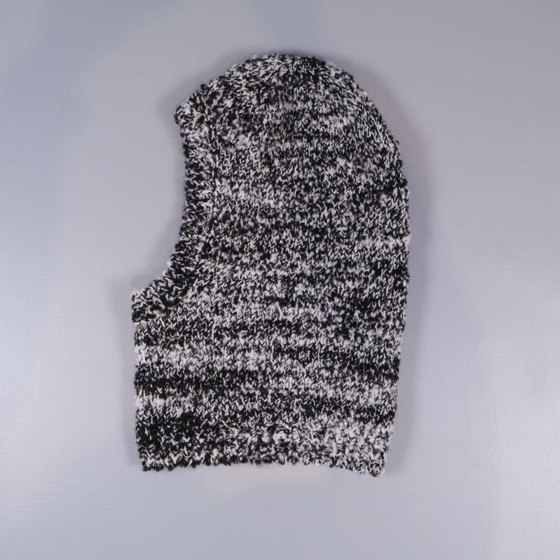 Balaklava i melerad svartvit stickning liggande platt