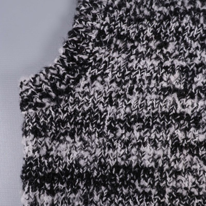 Närbild på balaklava med tydlig melerad stickning