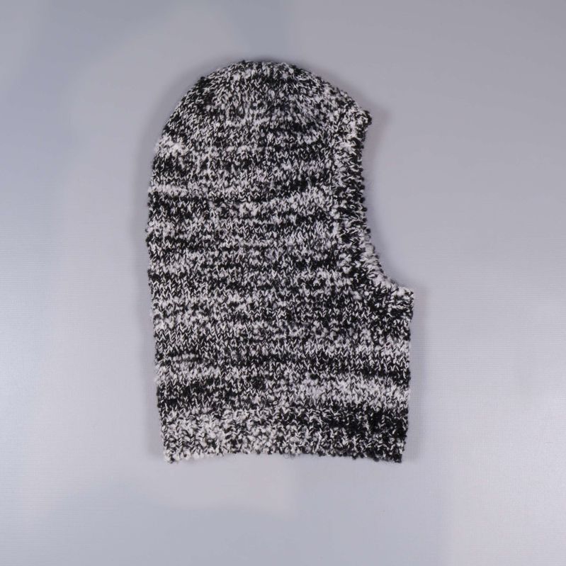 Baksidan av melerad svartvit balaklava