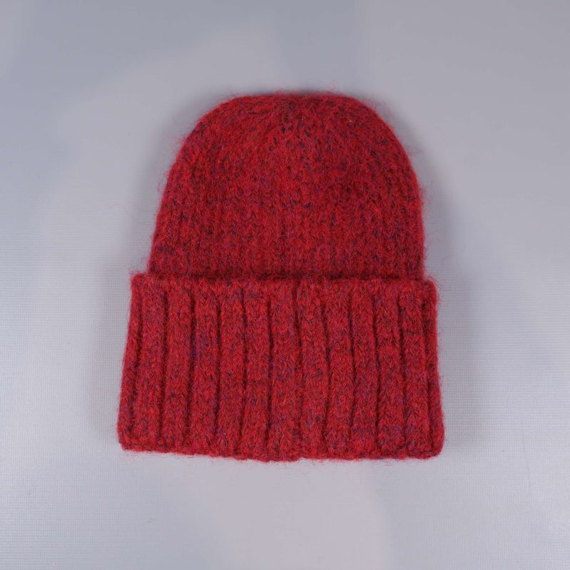 Röd stickad mössa i helbild från ovansidan