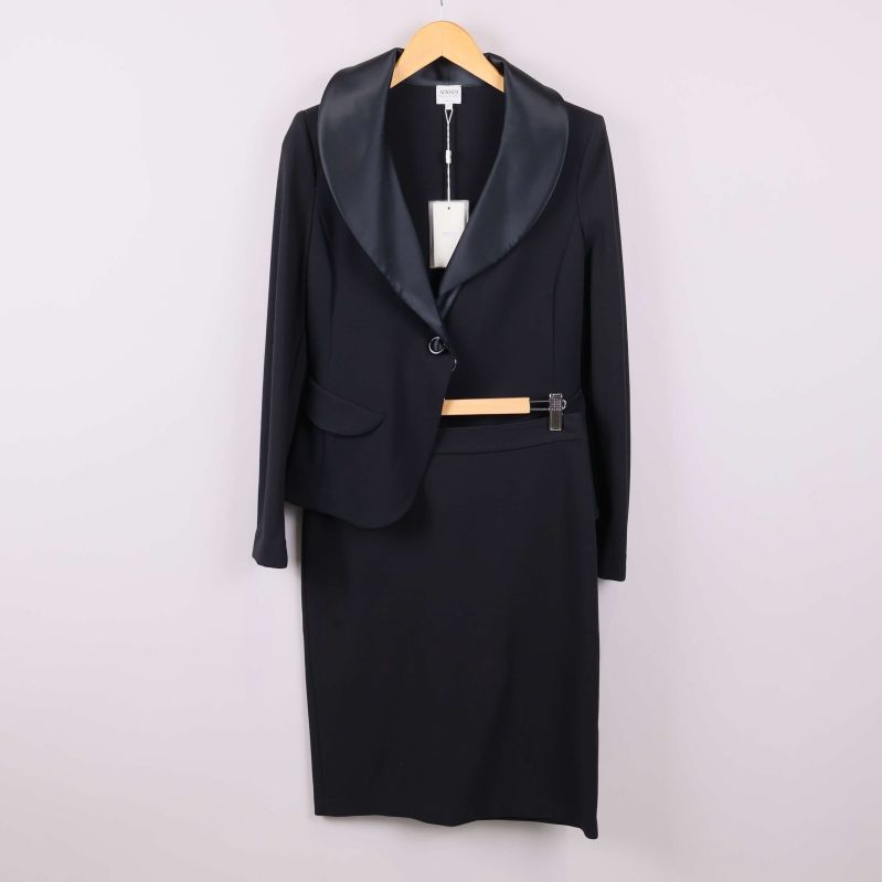 Svart kavaj och pennkjol upphängda tillsammans