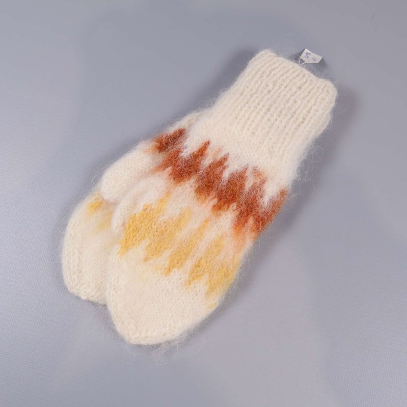 Stickade vantar i vitt med mönster i gult och brunt