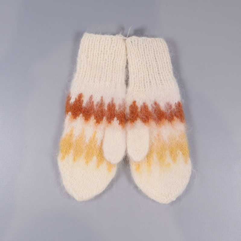 Vantar med tumme placerade sida vid sida mot grå bakgrund