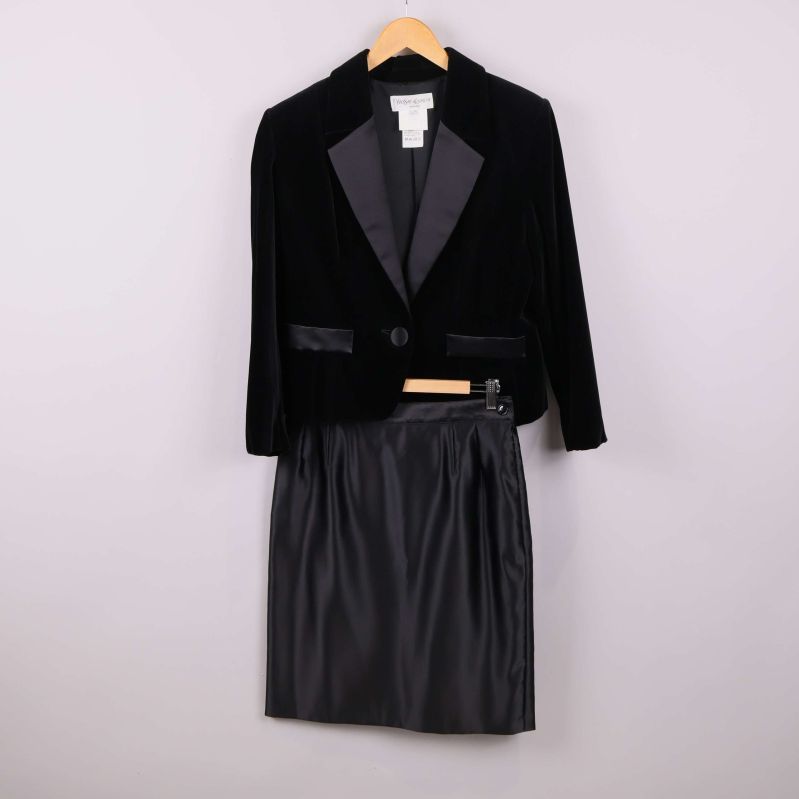 Svart kavaj och kjol, sett framifrån