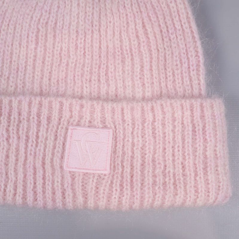 Närbild på logotypen på mössans framkant