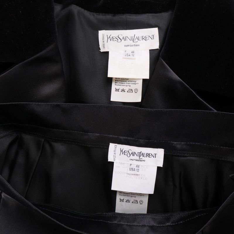 Två interiöretiketter med märkning Yves Saint Laurent i båda plaggen