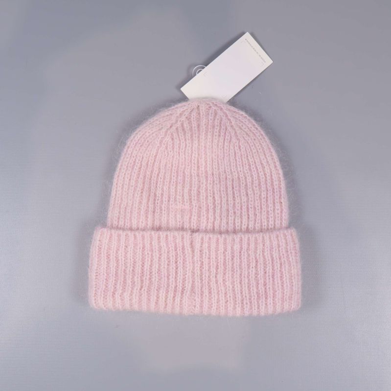 Baksidan av ljusrosa stickad mössa syns tydligt