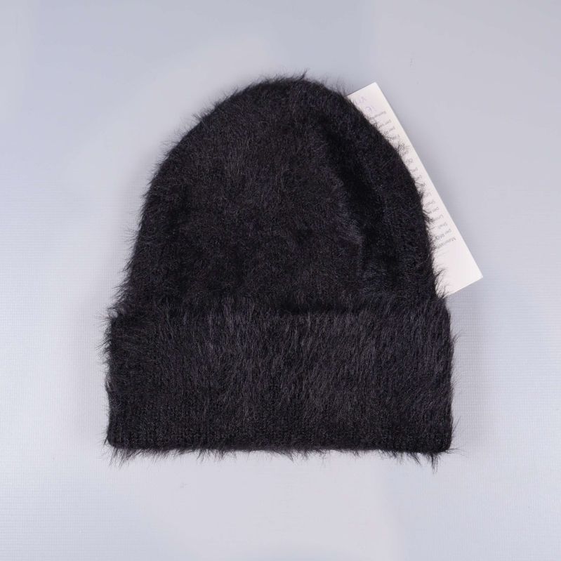 Svart luddig mössa med klassisk form mot ljus bakgrund