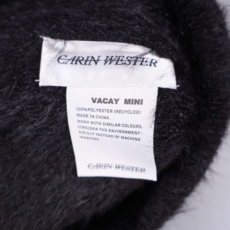 Närbild på Carin Wester-etikett inuti svart mössa