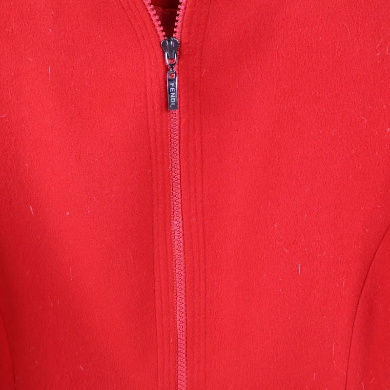 Närbild på dragkedja och tygstruktur på jackan