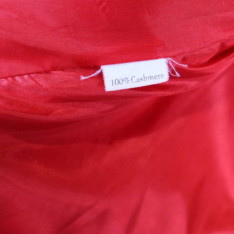 Vitt materialmärke med texten 100% Cashmere