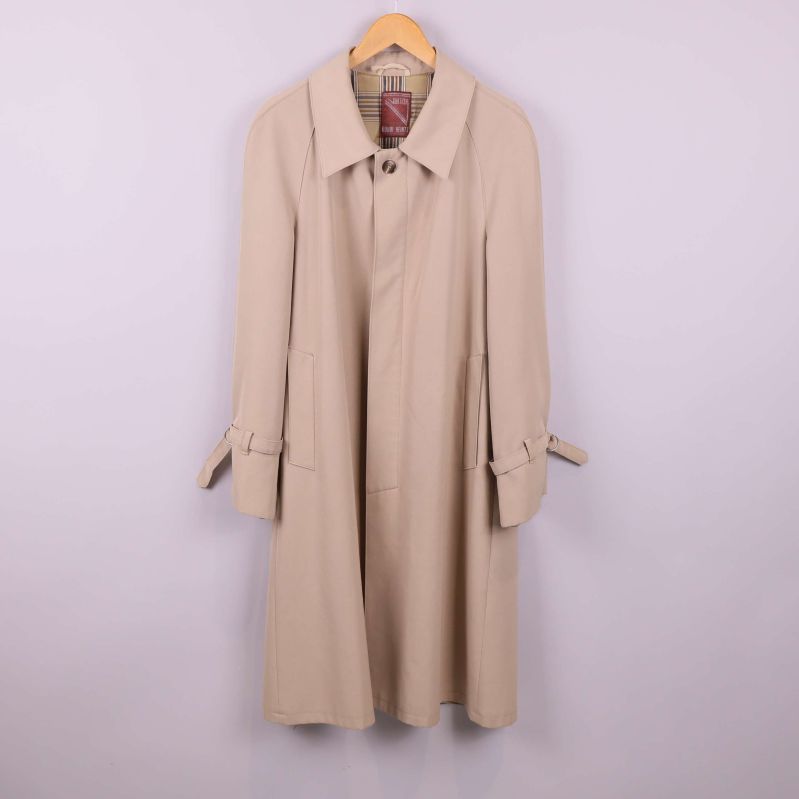 Beige trenchcoat framsida