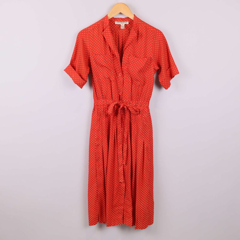 Röd klänning med vita prickar framifrån