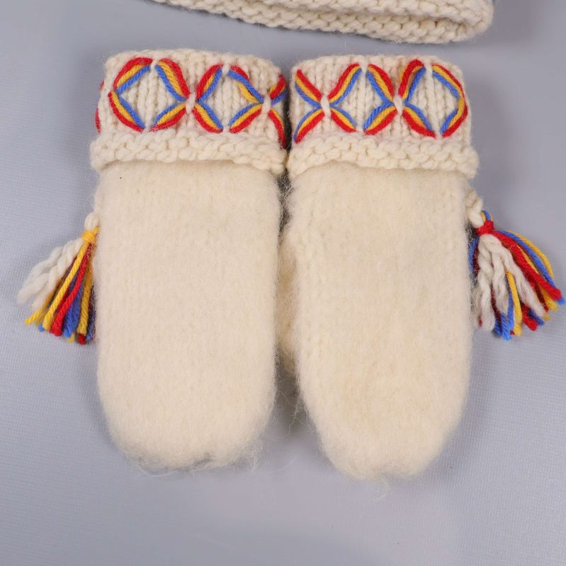 Baksida av ullvantar med stickade mönster och tofsar