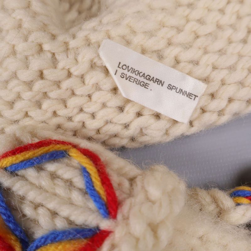 Närbild på etikett med text lovikagarn spunnet i Sverige