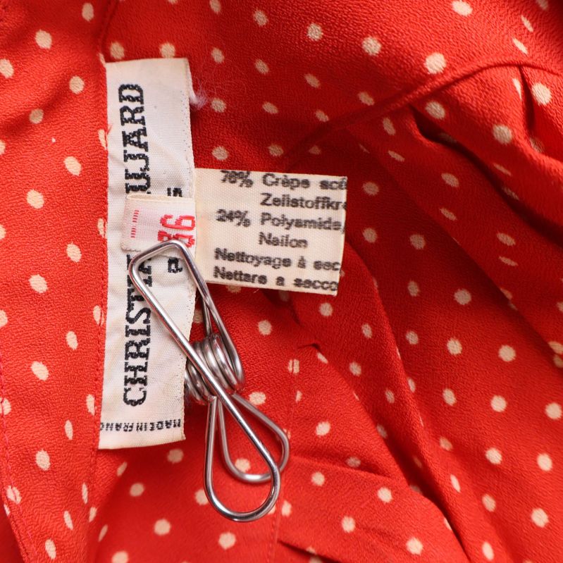 Materialetikett i klänning visar 76% crêpe acetat och 24% polyamid