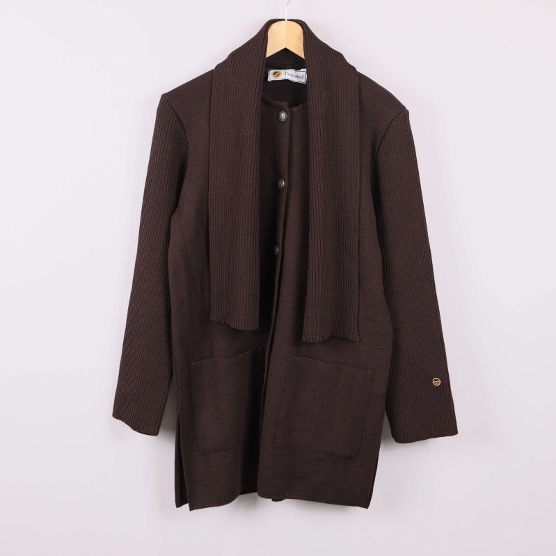 Brun stickad kofta med fickor och avtagbar scarf