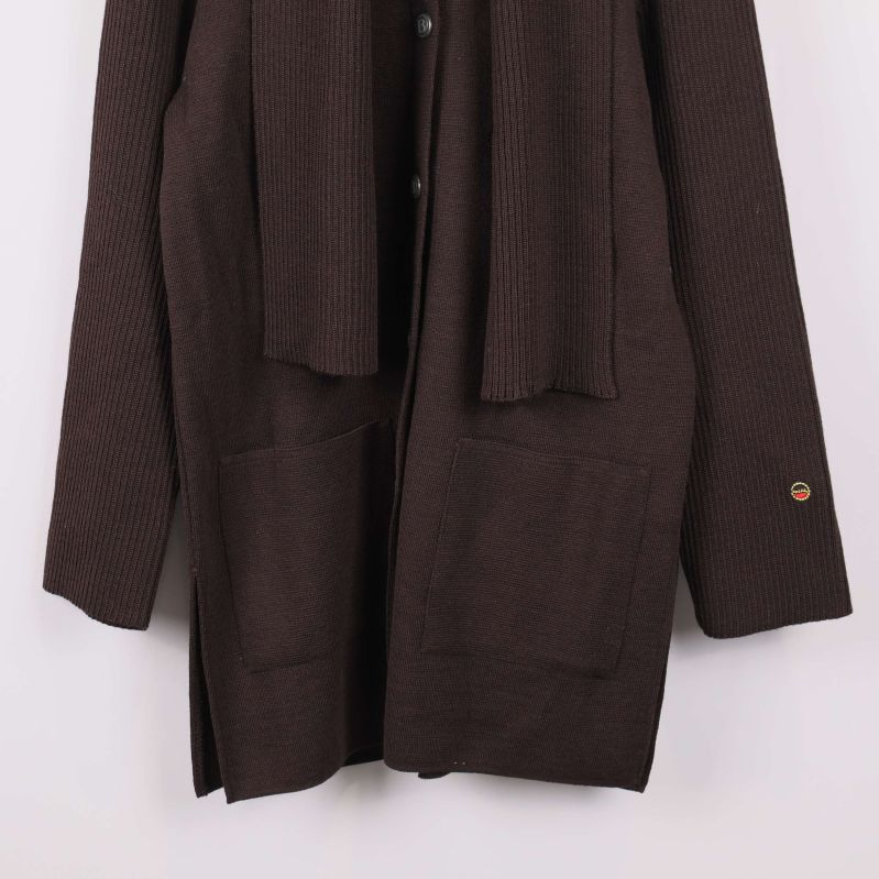 Stickad kappa nertill med två stora fickor