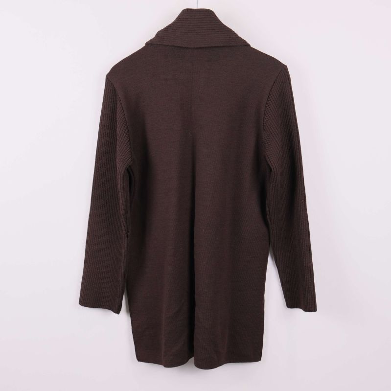 Baksidan av brun stickad kofta