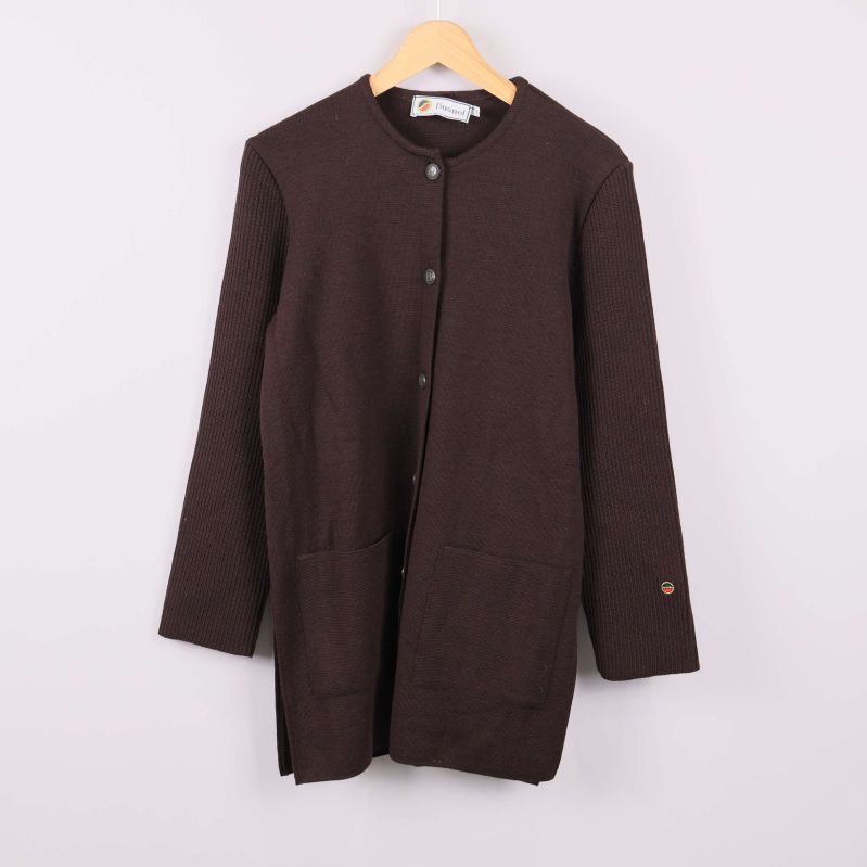 Brun kappa med öppna knappar framtill