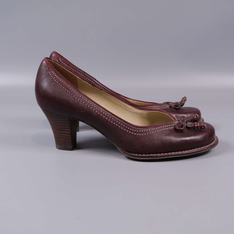 Vinröda pumps med klack från sidan