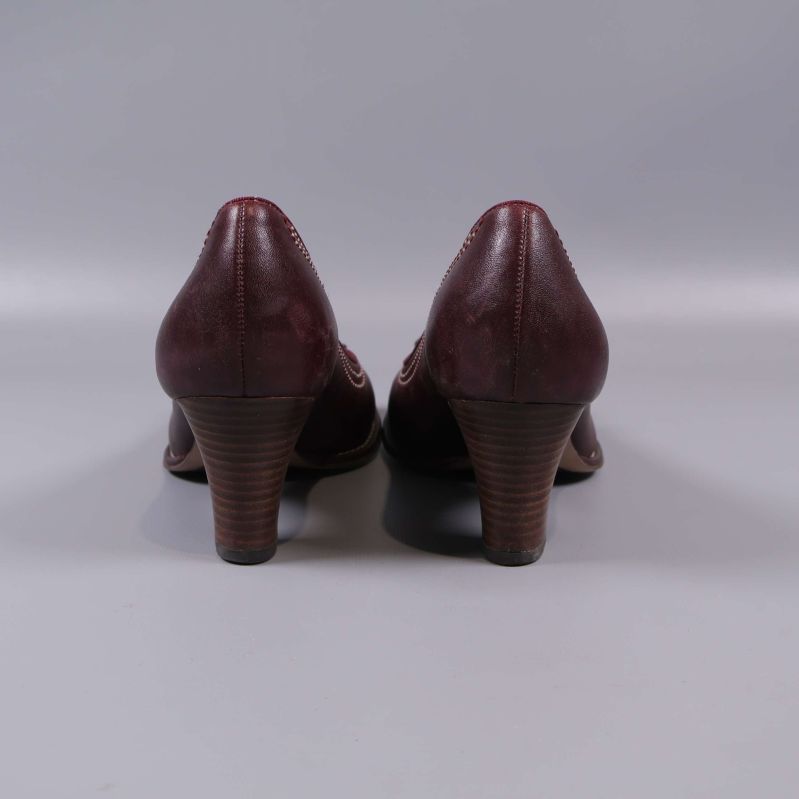 Pumps bakifrån visar rundad häl och klack