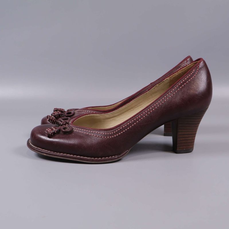 Pumps från sidan med stängd tå och klack