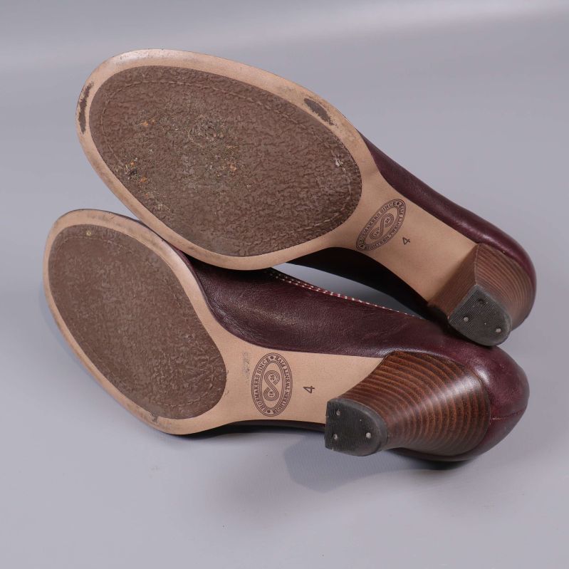 Pumps undersida visar Clarks logga på sula