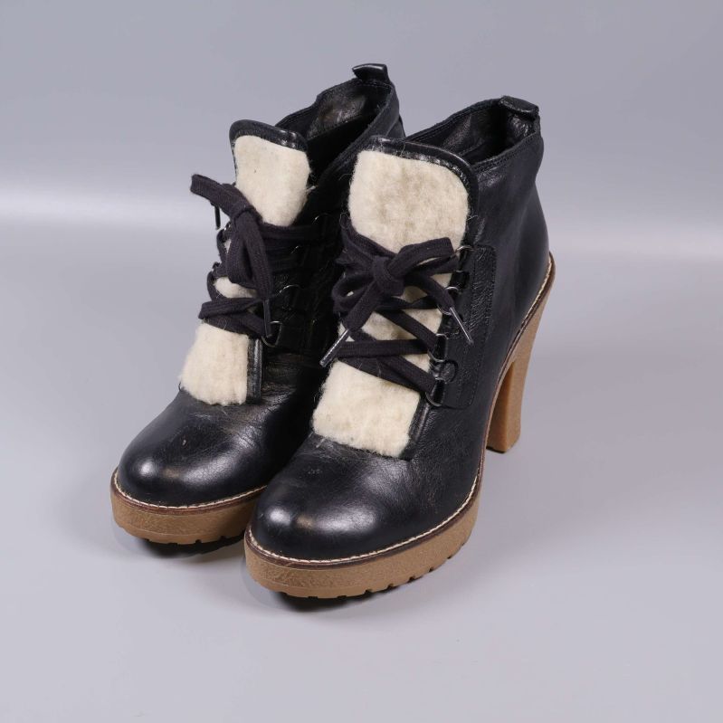 Boots snett framifrån visar helhetsintrycket