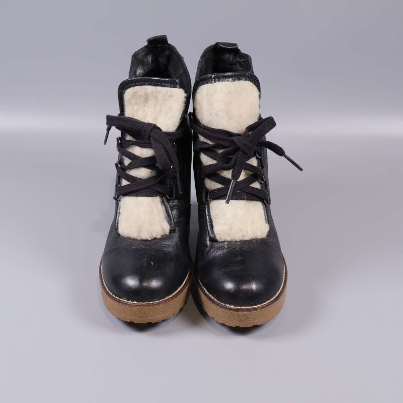 Boots framifrån med kontrasterande vit fuskpäls