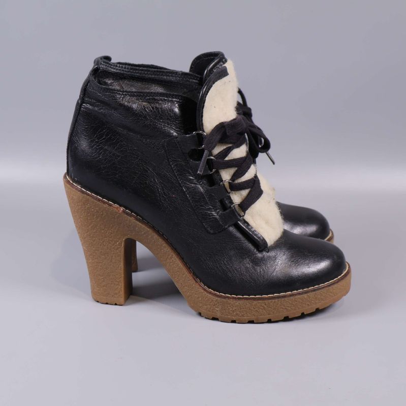 Boots i profil med tydlig klack och sula