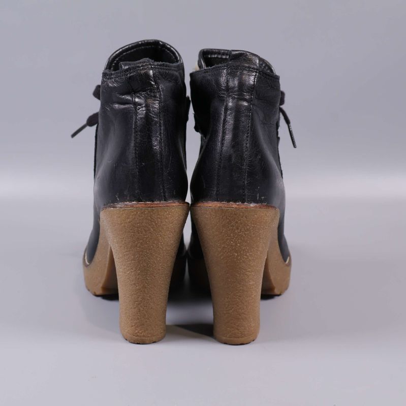 Baksidan av bootsen med bred klack