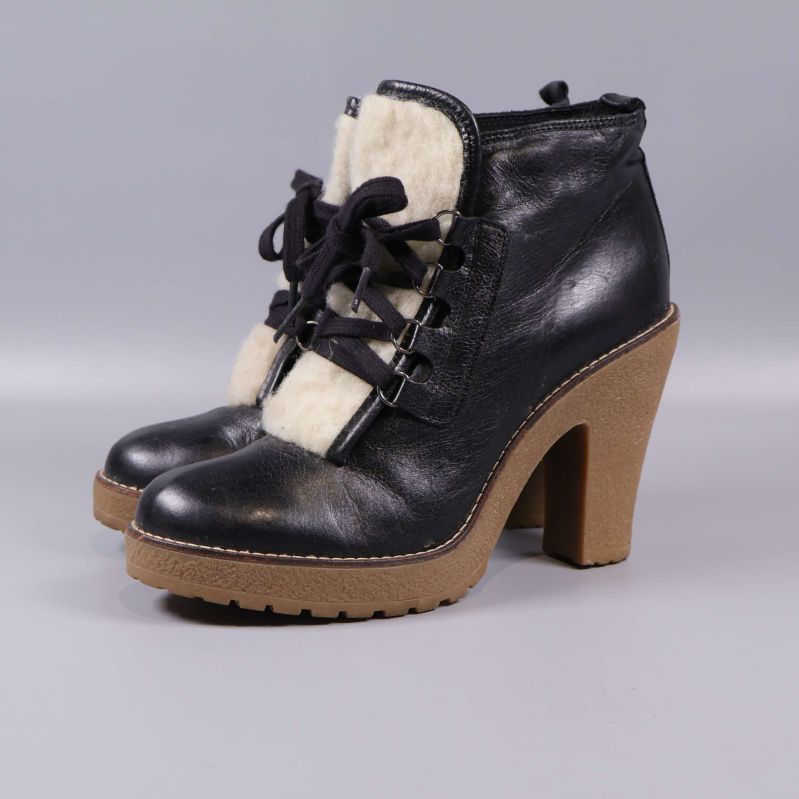 Svarta boots med hög klack och vit detalj framtill