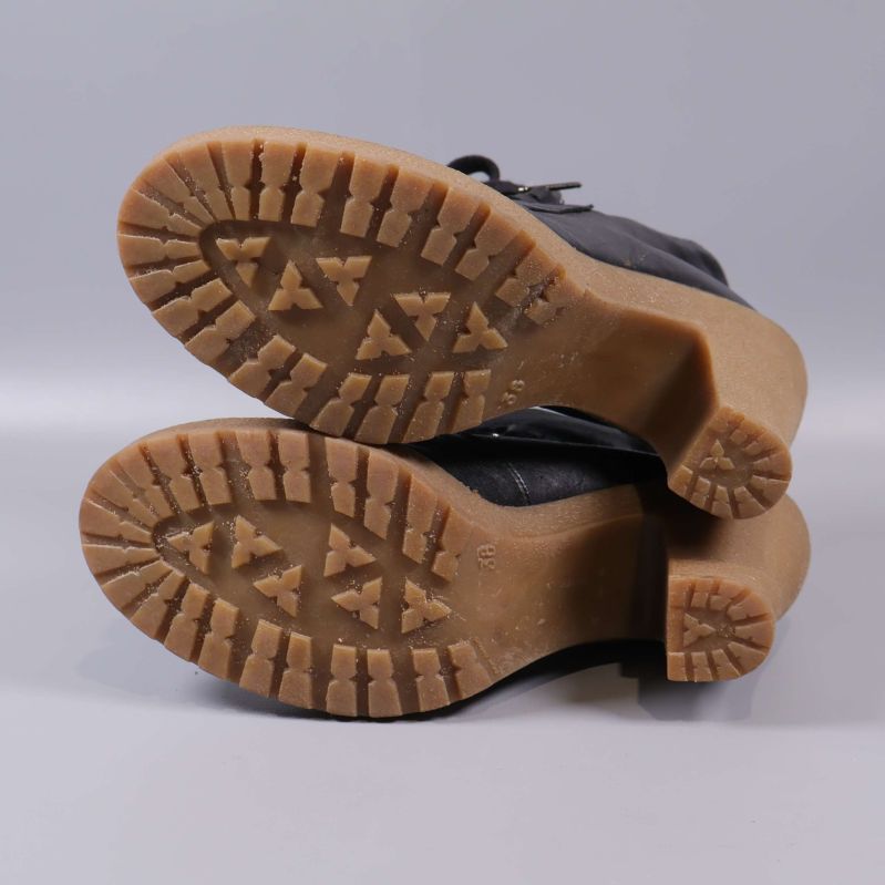 Grovmönstrad undersida på bootsens sula