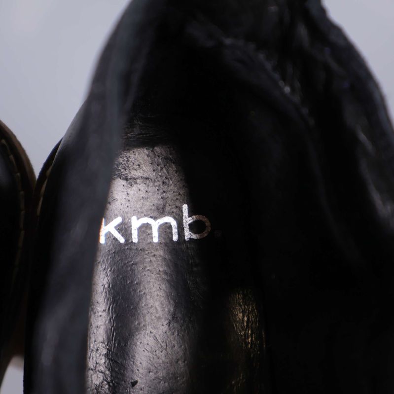 Närbild på innersulan med texten kmb.